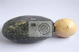 拿鸡蛋往石头上碰